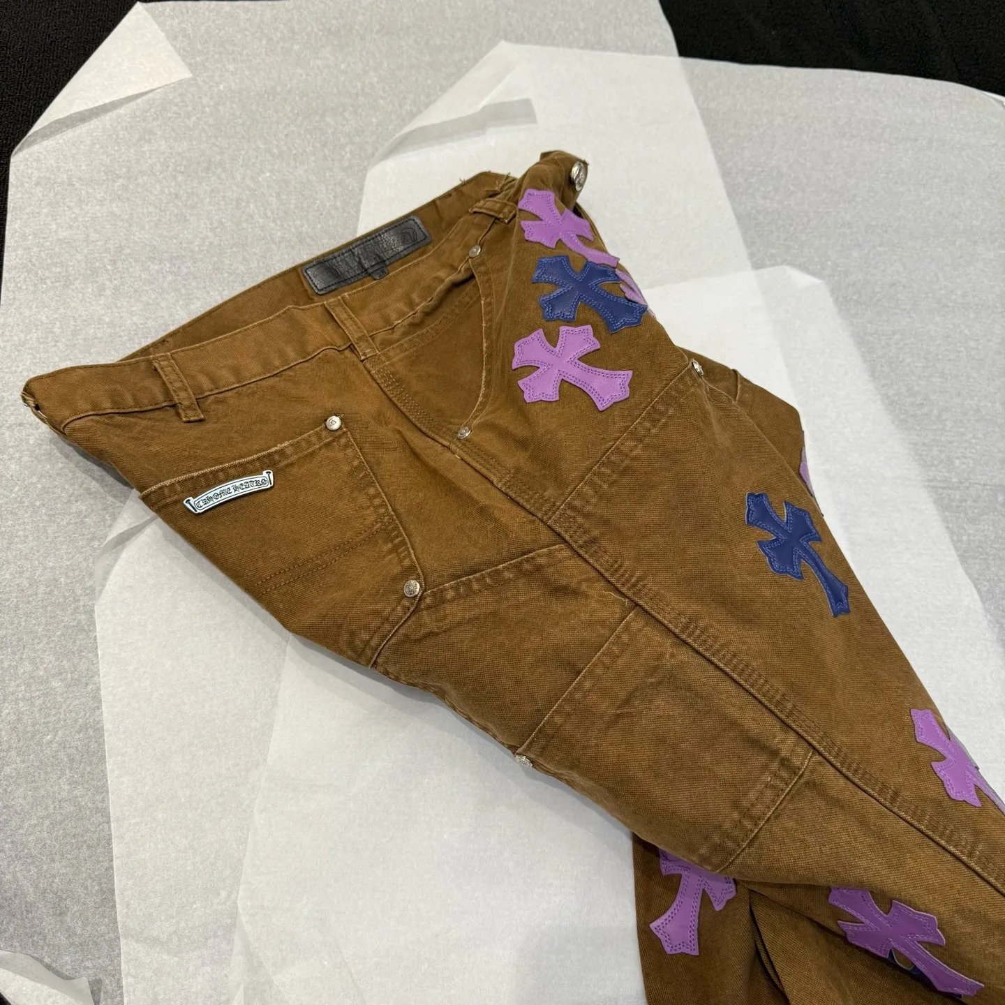 P310 Style number: D374 Chrome Hearts Chrome Hearts brown logging purple leather overalls. Heavy canvas material, double-layer fabric on the knees, multi-pocket design. Color #logging brown purple leather. Size #28-36 (s m l Waist 85 Hips 110 Length 106 Opening 21.5
